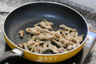 黑椒牛肉炒洋葱的做法步骤：7