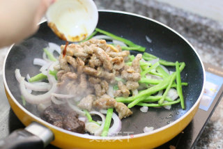 黑椒牛肉炒洋葱的做法步骤：9