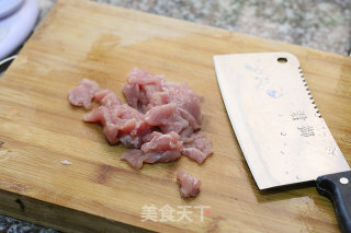 丝瓜炒肉片的做法步骤：2