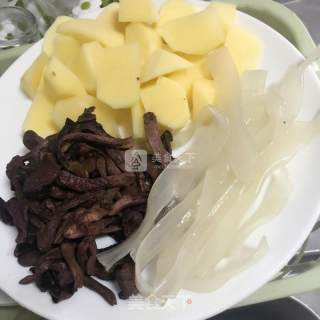 鸡肉炖蘑菇的做法步骤：1