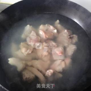鸡肉炖蘑菇的做法步骤：2
