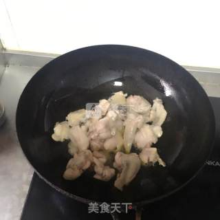 鸡肉炖蘑菇的做法步骤：3