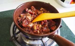 美味颜值担当——杏鲍菇黑椒牛肉粒的做法步骤：4