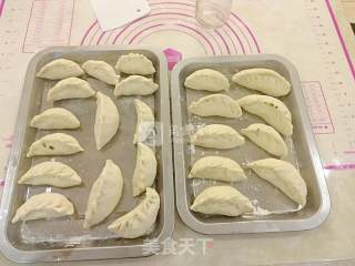 酥脆煎饺的做法步骤：1