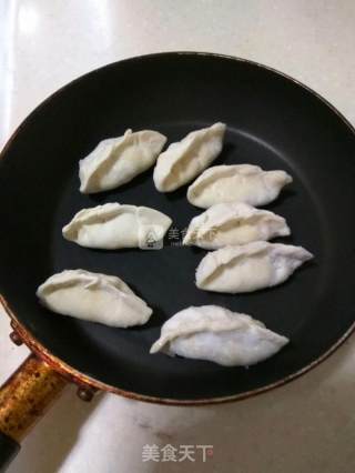 酥脆煎饺的做法步骤：2