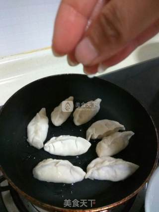 酥脆煎饺的做法步骤：4