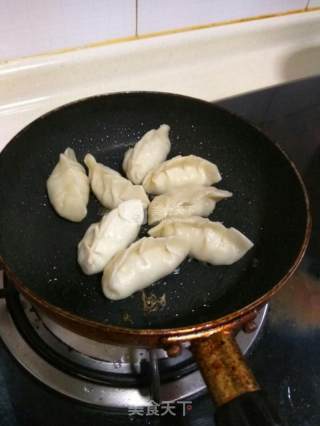酥脆煎饺的做法步骤：7