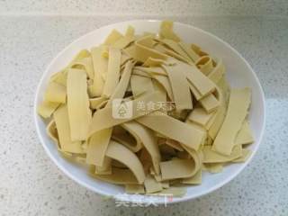 尖椒豆腐皮的做法步骤：1