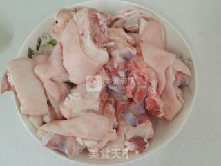 酒糟炖猪蹄的做法步骤：1
