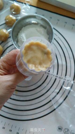 广式蔓越莓绿豆沙月饼的做法步骤：9