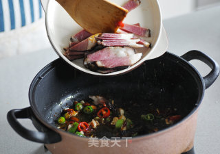 芹菜炒腊肉的做法步骤：4