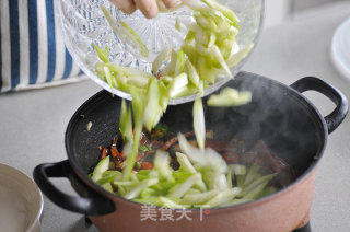 芹菜炒腊肉的做法步骤：5