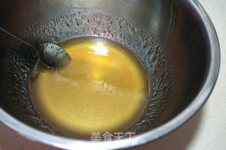 广式红豆沙蛋黄月饼的做法步骤：2