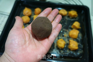 广式红豆沙蛋黄月饼的做法步骤：10
