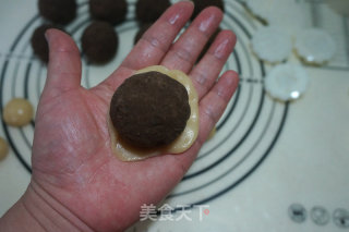 广式红豆沙蛋黄月饼的做法步骤：13