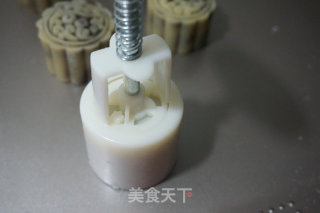 广式红豆沙蛋黄月饼的做法步骤：17
