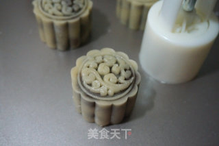 广式红豆沙蛋黄月饼的做法步骤：18