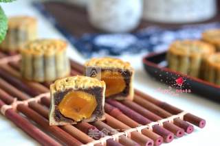 广式红豆沙蛋黄月饼的做法步骤：23