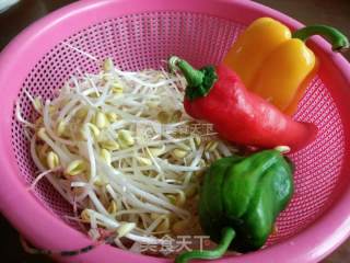 彩椒黄豆芽的做法步骤：1