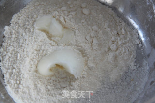 蛋黄酥的做法步骤：1