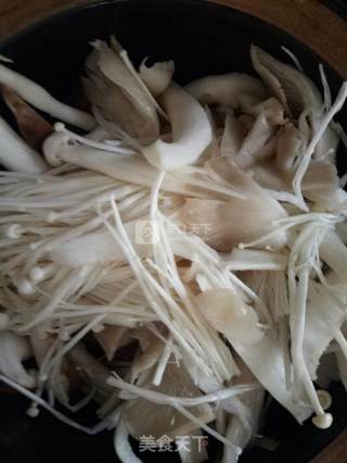 杂菇肉片煲的做法步骤：2