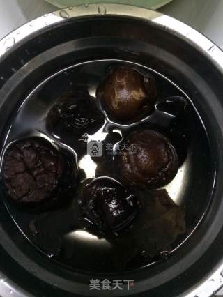 冬菇糯米肉丸子的做法步骤：2