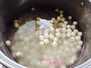 自制莲蓉馅的做法步骤：1