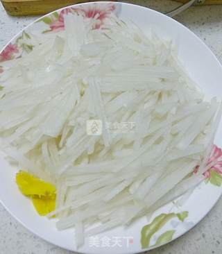 萝卜烩虾仁的做法步骤：1