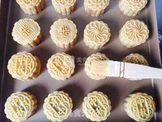 广式蛋黄月饼的做法步骤：10