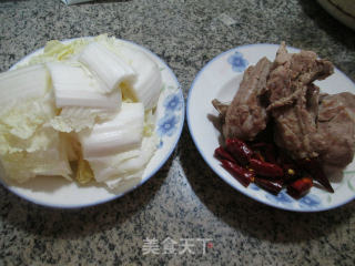 白菜炖排骨的做法步骤：1
