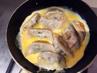 鸡蛋煎水饺的做法步骤：2