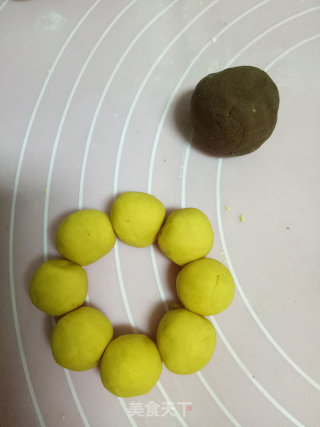 太阳花月饼的做法步骤：11