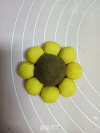 太阳花月饼的做法步骤：12