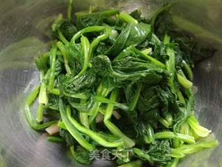 果仁菠菜的做法步骤：1