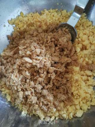 肉松蛋黄酥的做法步骤：4