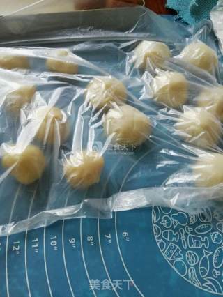 肉松蛋黄酥的做法步骤：8