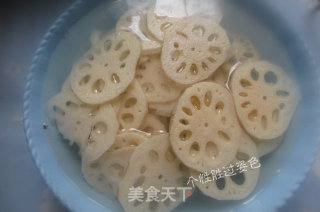 京酱回锅藕片的做法步骤：1