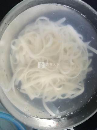 炒河粉的做法步骤：4