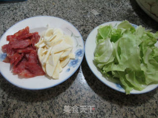 茭白香肠炒圆白菜的做法步骤：1