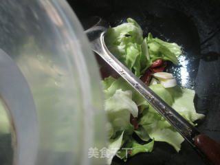 茭白香肠炒圆白菜的做法步骤：4