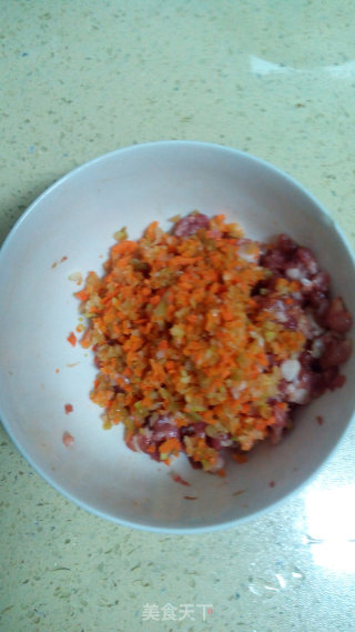 鲜肉榨菜金面包的做法步骤：2