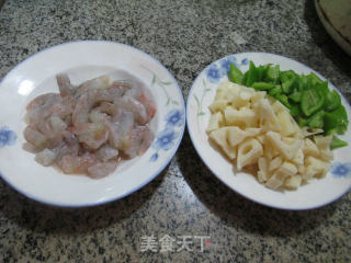 尖椒虾仁炒莲藕的做法步骤：1