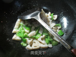 尖椒虾仁炒莲藕的做法步骤：6