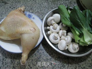 青菜蘑菇鸡腿汤的做法步骤：1