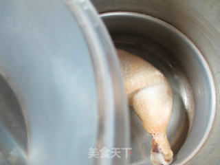 青菜蘑菇鸡腿汤的做法步骤：2
