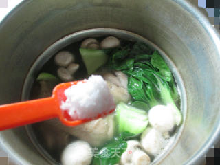 青菜蘑菇鸡腿汤的做法步骤：7