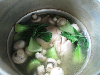 青菜蘑菇鸡腿汤的做法步骤：8