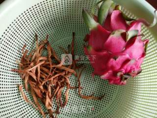 黄花菜拌火龙果皮的做法步骤：1