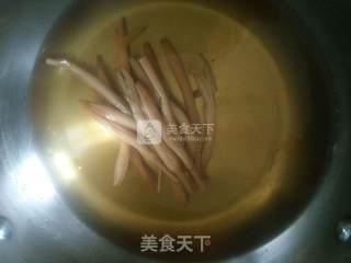 黄花菜拌火龙果皮的做法步骤：2