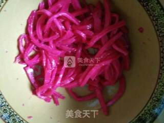 黄花菜拌火龙果皮的做法步骤：5